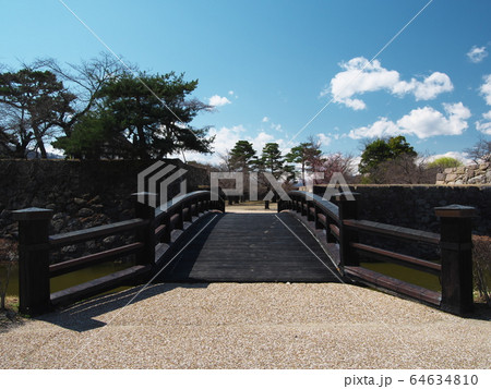 早春の海津城址公園 東の木橋 早春の海津城址公園 東の木橋 64634810