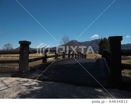 早春の海津城址公園 東の木橋 早春の海津城址公園 東の木橋 64634812