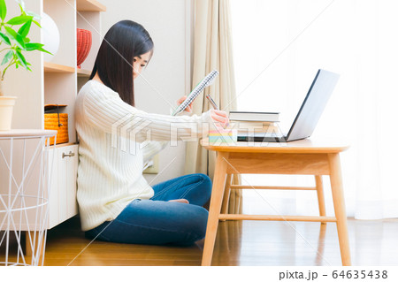 付箋に書き込む女性 在宅 ノート 書物 PC 付箋に書き込む女性 在宅 ノート 書物 PC 64635438