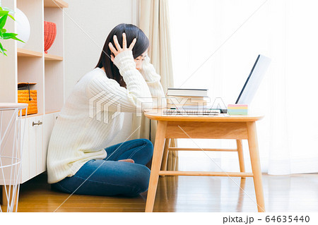 PC　ネガティブ　女性　オンライン診療　コピースペース　16:9 64635440