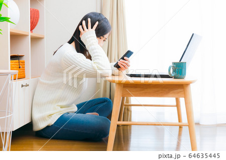 スマホ　ネガティブ　女性　コピースペース 64635445