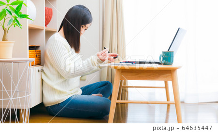 印鑑をつく女性　コピースペース　16:9 64635447