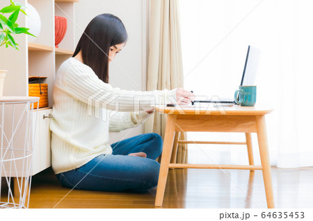 印鑑をつく女性 コピースペース 印鑑をつく女性 コピースペース 64635453