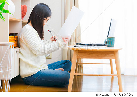 書類 記入する女性 コピースペース 書類 記入する女性 コピースペース 64635456