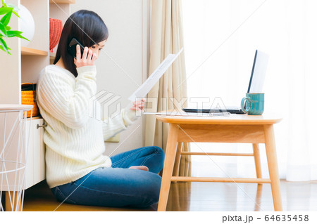 自宅で仕事をする女性 在宅ワーク リモートワーク 問い合わせ コピースペースの写真素材