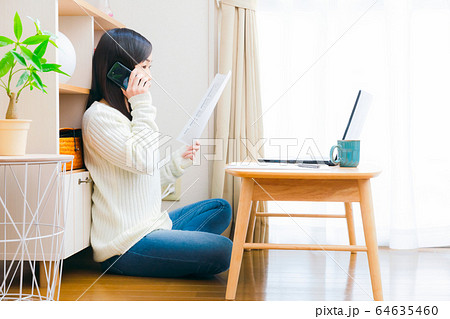 問い合わせする女性　役所　サービス　リモートワーク　コピースペース 64635460