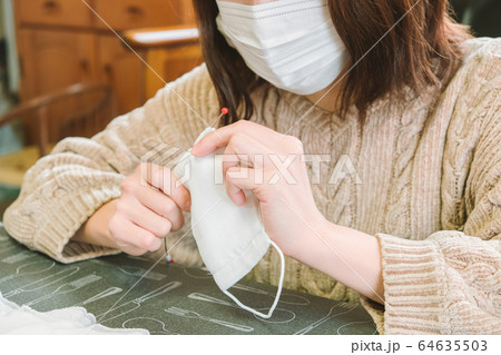 子供用マスクに紐を通す女性 手作り 感染症対策 子供用マスクに紐を通す女性 手作り 感染症対策 64635503