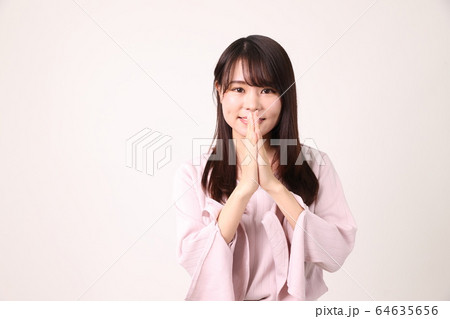 顔の前で合掌する女性 顔の前で合掌する女性 64635656