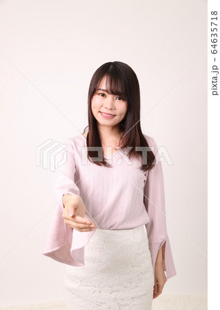 握手を求める女性 握手を求める女性 64635718
