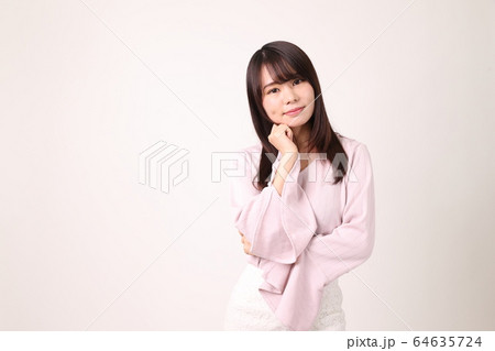 手を顔にかける女性 手を顔にかける女性 64635724