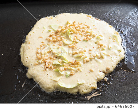 ホットプレートでお好み焼き ホットプレートでお好み焼き 64636007