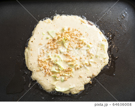 ホットプレートでお好み焼き 64636008