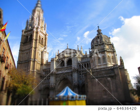 スペイン　トレド大聖堂　ジオラマ風 64636420