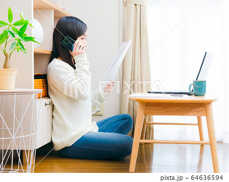 自宅で仕事をする女性 在宅ワーク リモートワーク 問い合わせ コピースペース 4:3 自宅で仕事をする女性 在宅ワーク リモートワーク 問い合わせ コピースペース 4:3 64636594