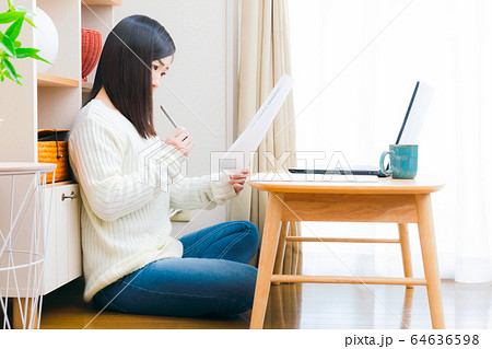 自宅で書類をチェックする女性　コピースペース 64636598