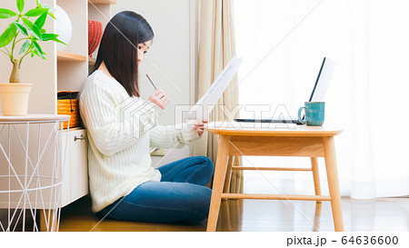 自宅で書類をチェックする女性　コピースペース　16:9 64636600