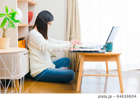 付箋に書き込む女性 PC コピースペース 付箋に書き込む女性 PC コピースペース 64636604