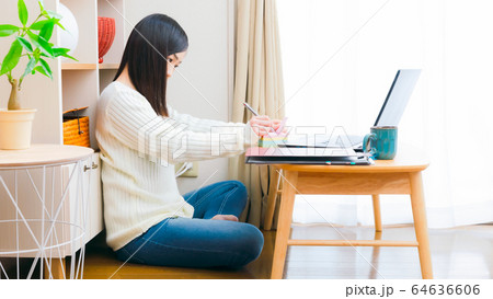 付箋に書き込む女性　PC　コピースペース　16:9 64636606