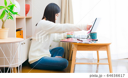 PCに付箋を貼る女性　コピースペース　16:9 64636617