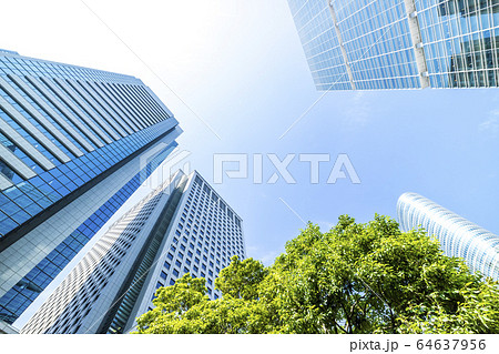 高層ビルを見上げるオフィス街の風景の写真素材 高層ビルを見上げるオフィス街の風景の写真素材
