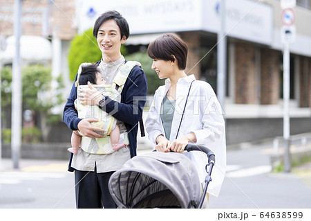 生後三ヶ月の赤ちゃんと散歩する父母の写真素材 生後三ヶ月の赤ちゃんと散歩する父母の写真素材