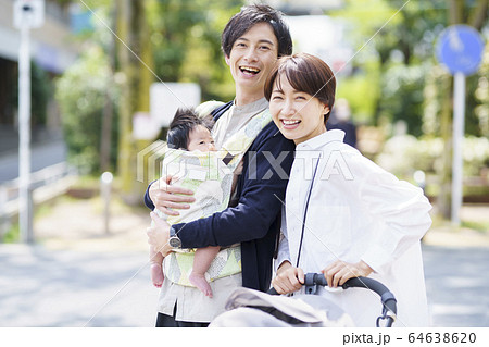 生後三ヶ月の赤ちゃんと散歩する父母 生後三ヶ月の赤ちゃんと散歩する父母 64638620