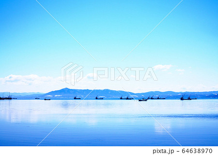 春のサロマ湖　”湧別町” 64638970