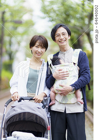 マスクをつけて外出する子連れ家族 64640002