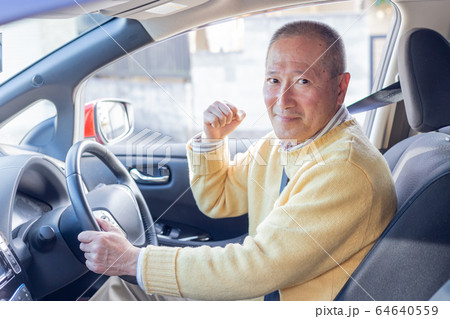 シニア　高齢者　車　運転　 64640559