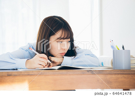 自宅学習をする高校生 自宅学習をする高校生 64641478
