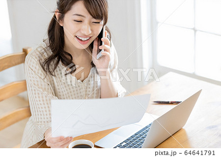 女性　ビジネス　在宅ワーク 64641791