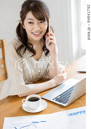 女性　ビジネス　在宅ワーク 64641792
