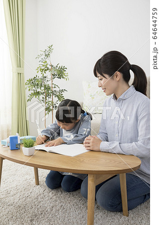 自宅で子供に勉強を教える母親 自宅で子供に勉強を教える母親 64644759