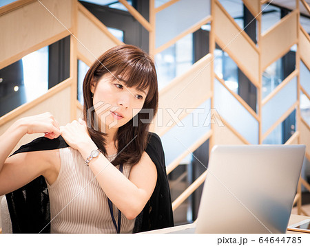 肩こりを気にする女性 肩こりを気にする女性 64644785