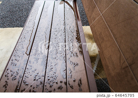 雨に濡れたベンチ:梅雨イメージ 雨に濡れたベンチ:梅雨イメージ 64645705