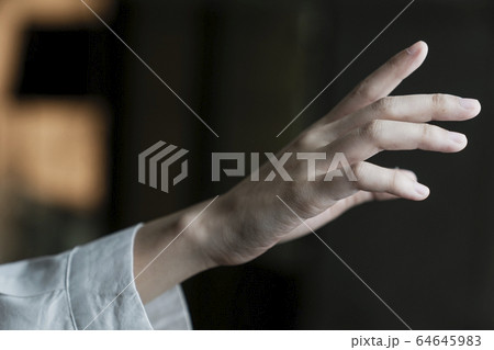 Reach and grab. 64645983