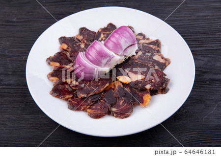 Meat plate with meat stock with red onions 64646181