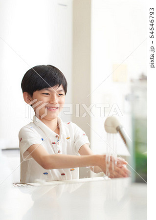 手を洗う男の子 64646793