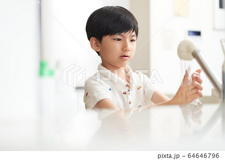 手を洗う男の子 64646796
