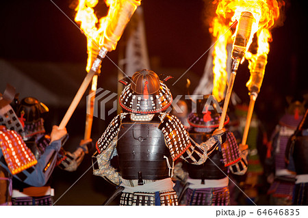 因島水軍まつり・たいまつを掲げた武者行列の風景です。 64646835