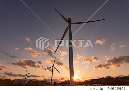 北海道石狩湾　風力発電の風車 64646901