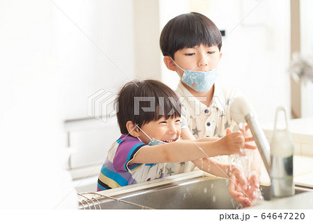 マスクをつけた男の子 64647220