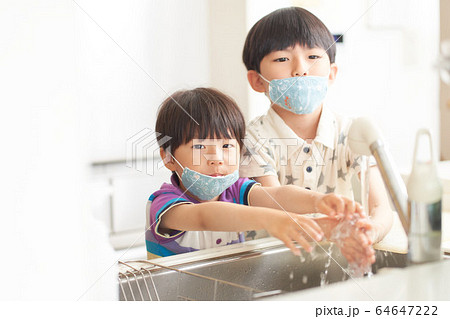 マスクをつけた男の子 マスクをつけた男の子 64647222