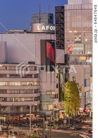 原宿のシャンゼリゼ通りの交差点にある若者向けのファッションビルラフォーレ原宿のサンセット空撮の写真素材