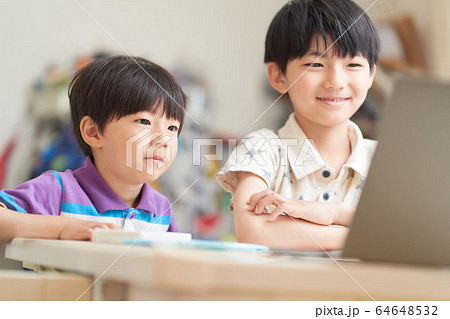 PCの画面を見る男の子 PCの画面を見る男の子 64648532