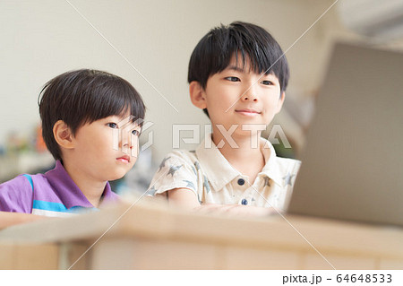 PCの画面を見る男の子 PCの画面を見る男の子 64648533