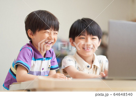 PCの画面を見る男の子 64648540