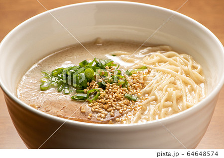 博多風とんこつラーメン。(具は、チャーシュー･ごま･青ネギ。) 64648574