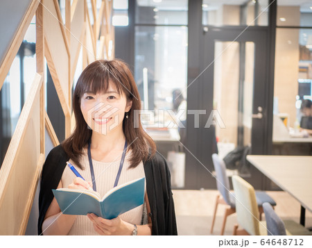 ノートを持った女性 ノートを持った女性 64648712