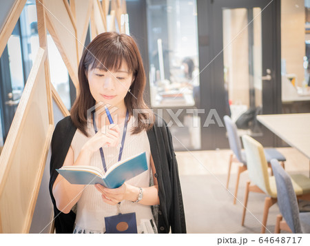 ノートを見つめる女性 ノートを見つめる女性 64648717
